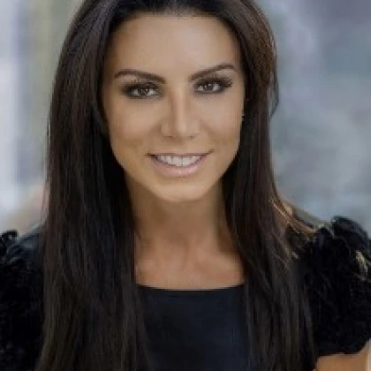 photo-monika-kaputa-nyc-real-estate-agent-douglas-elliman