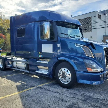 photo-prodam-volvo-vnl-truck-2014-v-horoshem-sostoyanii-35-000-vozmozhen-torg