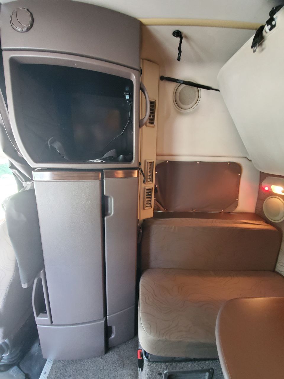 Продам вантажівку Volvo VNL 2014 в хорошому стані! $35 000! Торг можливий! - Фотографія 7