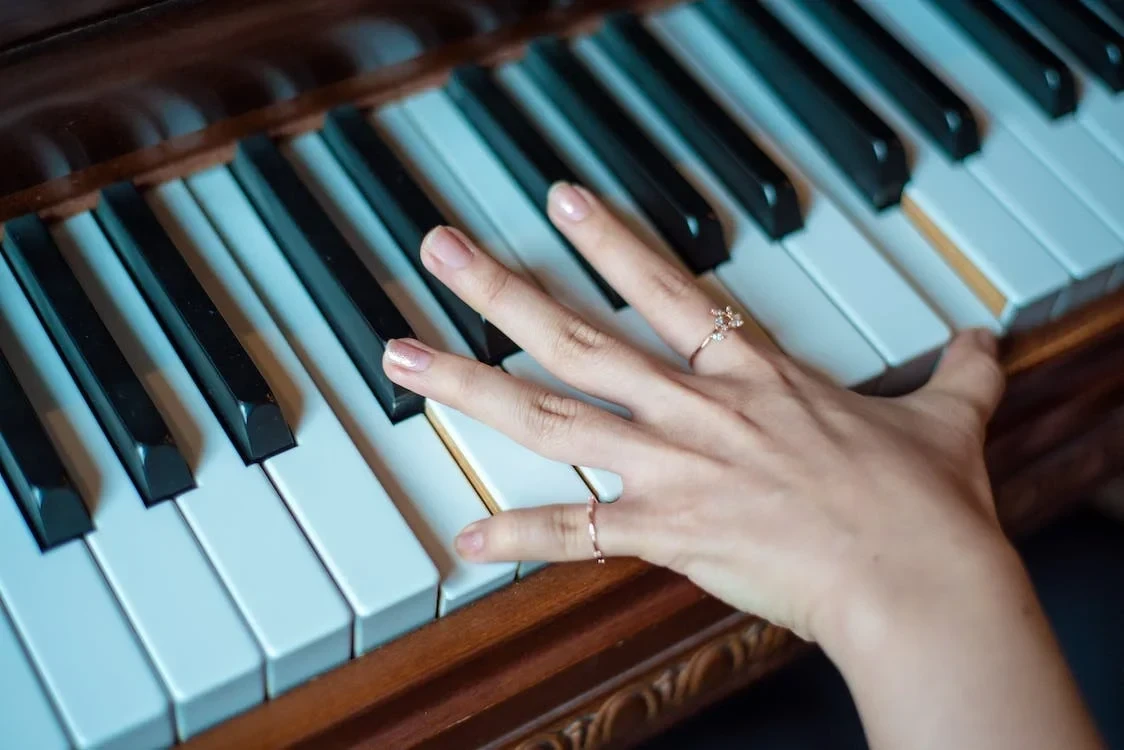 Organista gra na pianinie - Zdjęcie 3