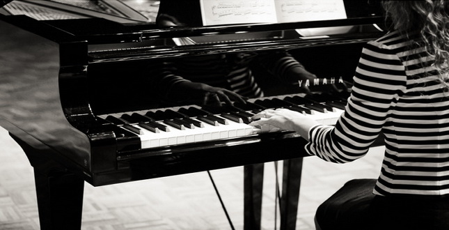 Organista gra na pianinie - Zdjęcie 4