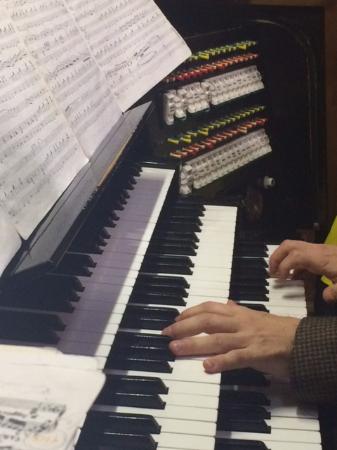 Organista gra na pianinie - Zdjęcie 5