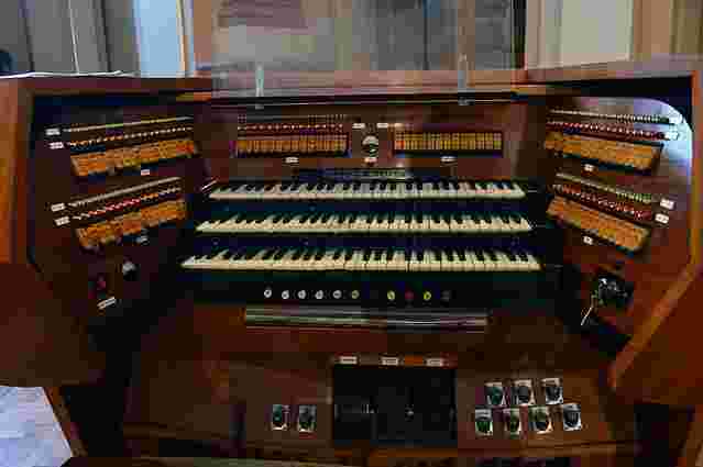 Organista gra na pianinie - Zdjęcie 6
