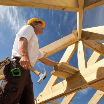 specjalista-w-budowie-domow-drewnianych-photo