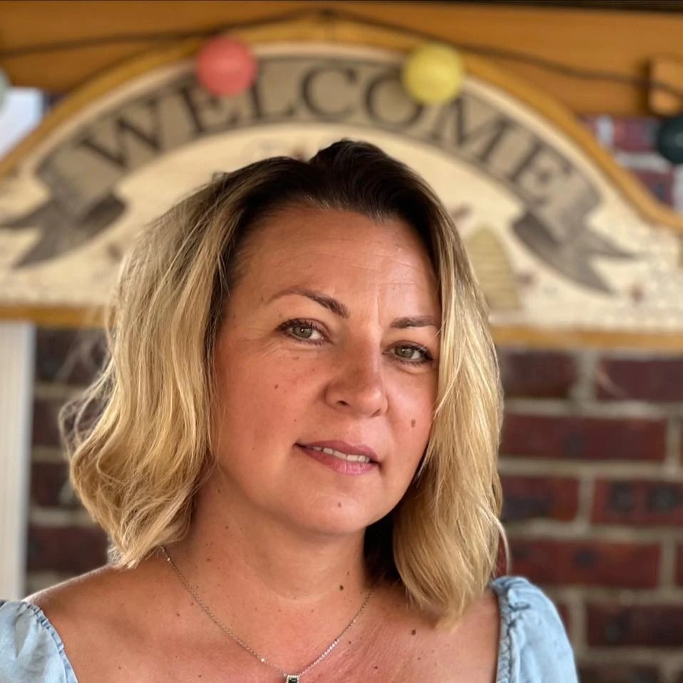 Dorota Chojnacki, Sales Associate