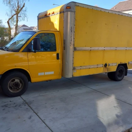 photo-prodam-box-truck-gmc-savanna-lg-pj