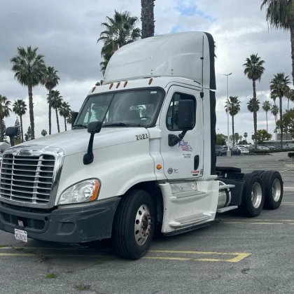 photo-2015-freightliner-cascadia