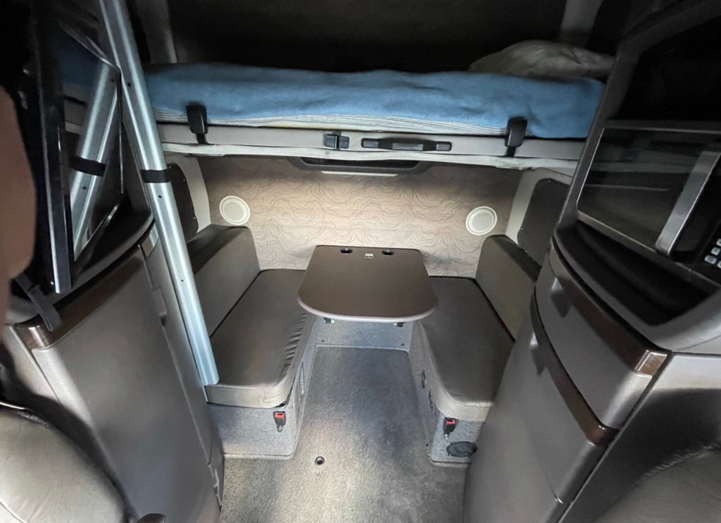 2017 Volvo VNL 780 for Sale - Фото 2