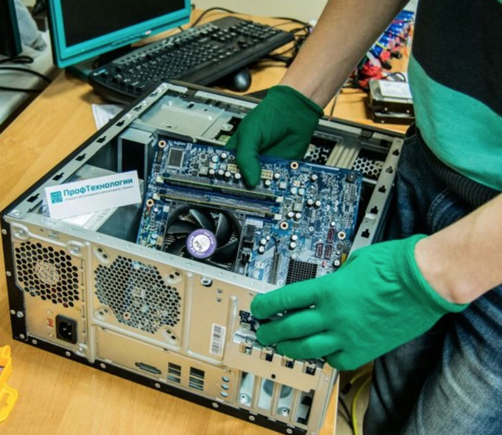 Zajmuje się pomocą techniczną i użytkową w zakresie komputerów