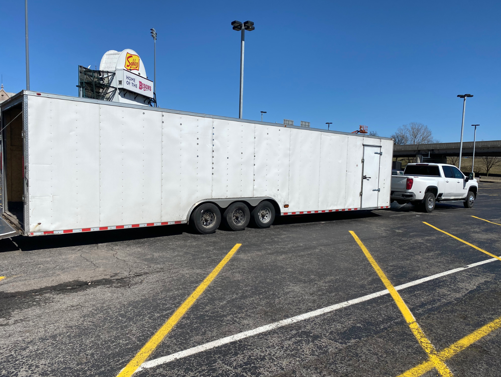 2022 Chevrolet Silverado 3500 + 2022 ENCLOSED Freedom - Фото 3