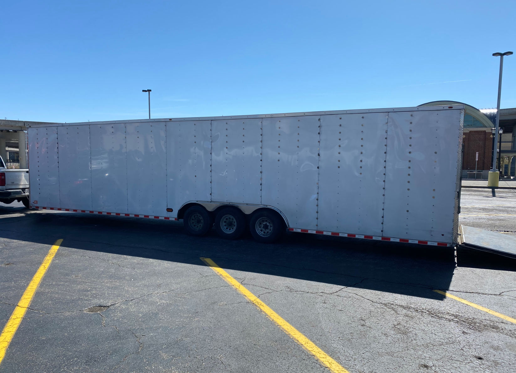 2022 Chevrolet Silverado 3500 + 2022 ENCLOSED Freedom - Фото 5