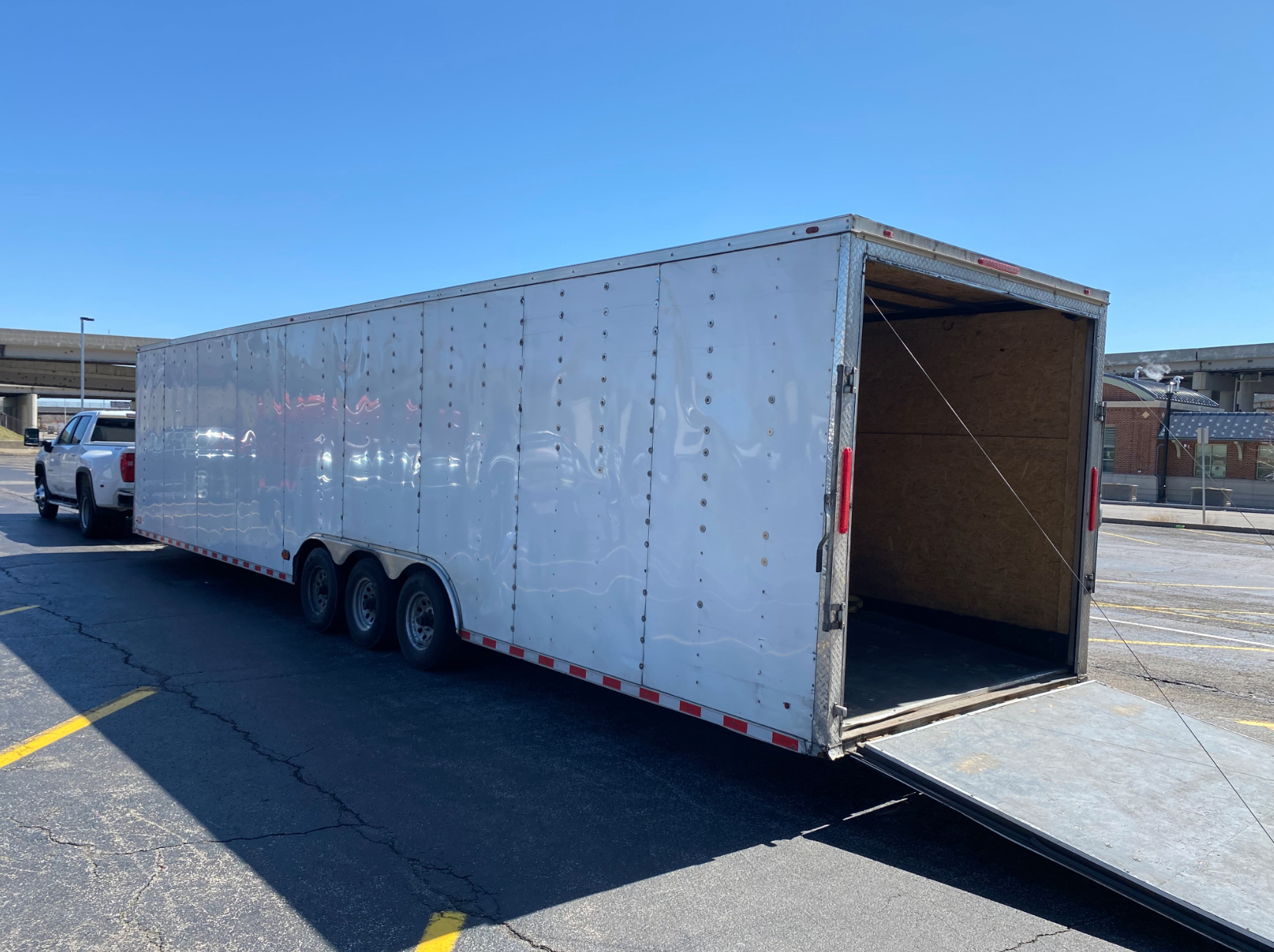 2022 Chevrolet Silverado 3500 + 2022 ENCLOSED Freedom - Фото 6