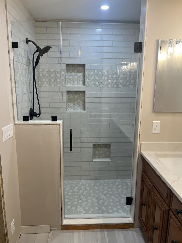 Shower Doors Master - провідна компанія з монтажу скляних дверей та інших скляних поверхонь - Фотографія 2