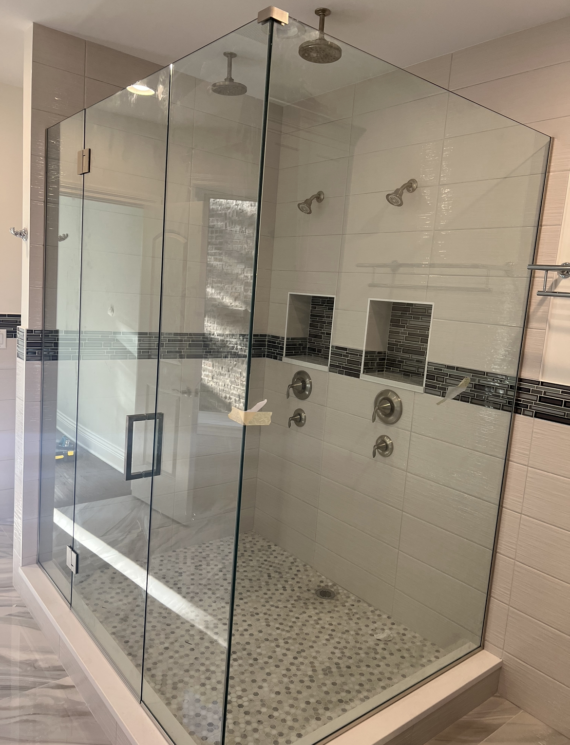 Shower Doors Master - провідна компанія з монтажу скляних дверей та інших скляних поверхонь - Фотографія 5