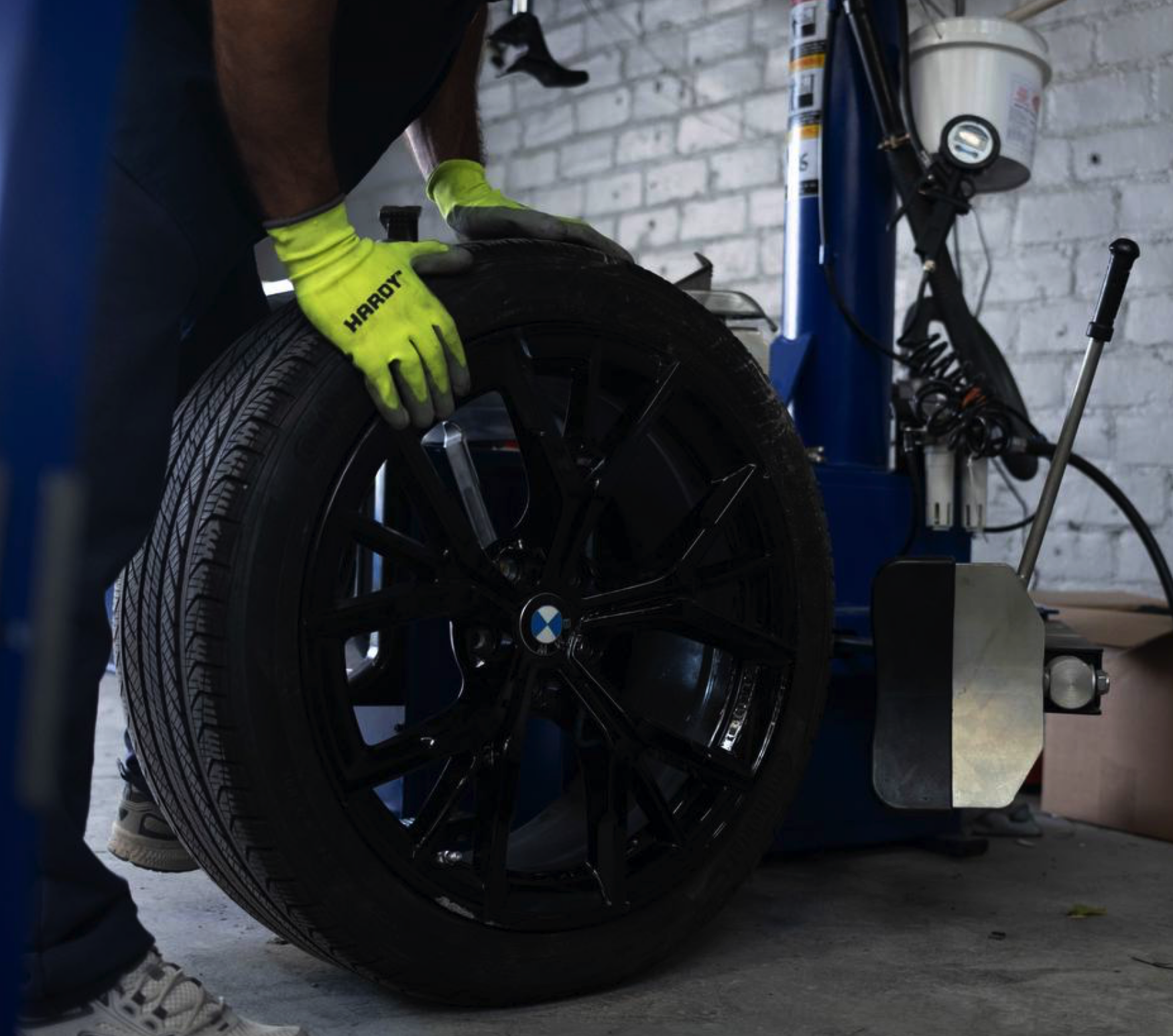 LA Customs Tire Shop - Фото 6