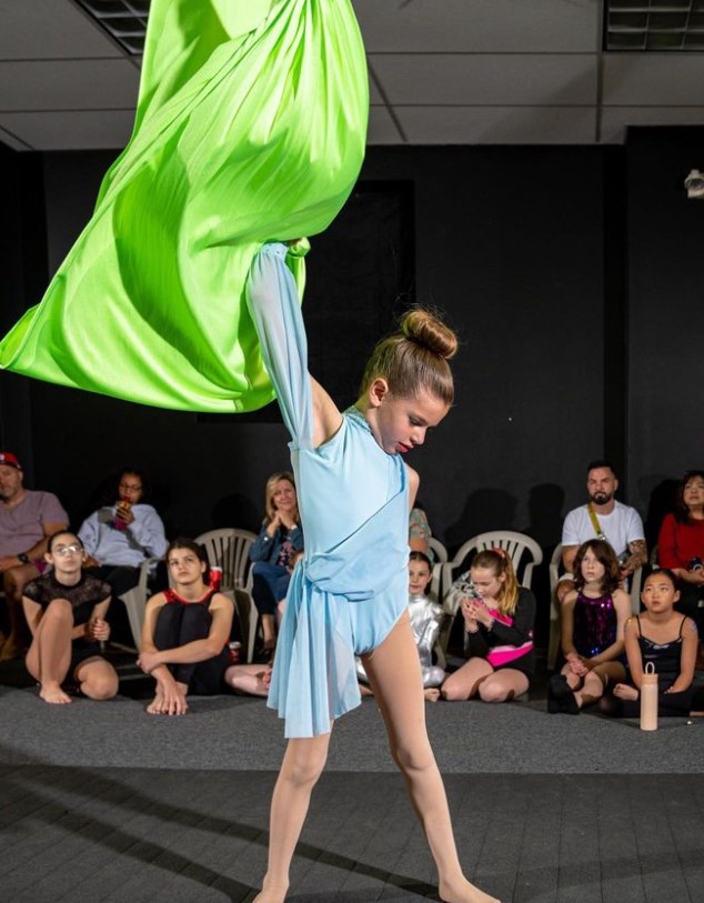 Black and Yellow - Dance and Circus School - Фото 2
