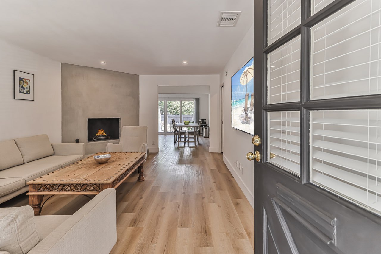 Remodeled House with a Big Backyard for Rent! - Фотографія 3