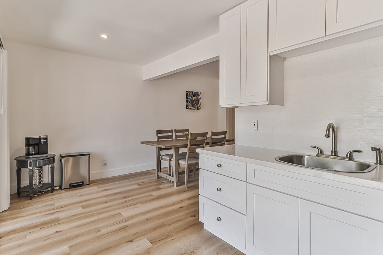 Remodeled House with a Big Backyard for Rent! - Фотографія 4