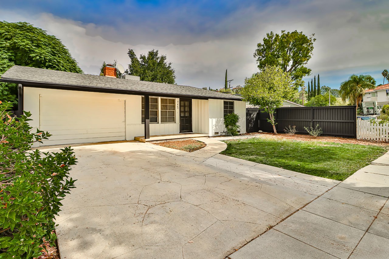 Remodeled House with a Big Backyard for Rent! - Фотографія 7