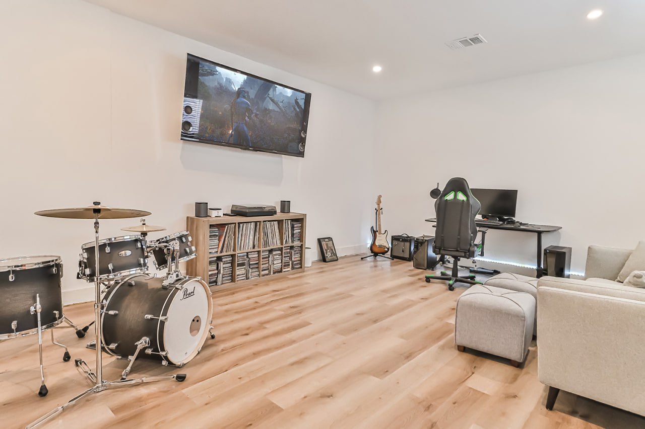 Remodeled House with a Big Backyard for Rent! - Фотографія 11