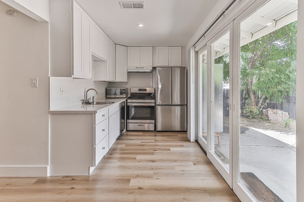 Remodeled House with a Big Backyard for Rent! - Фотографія 12