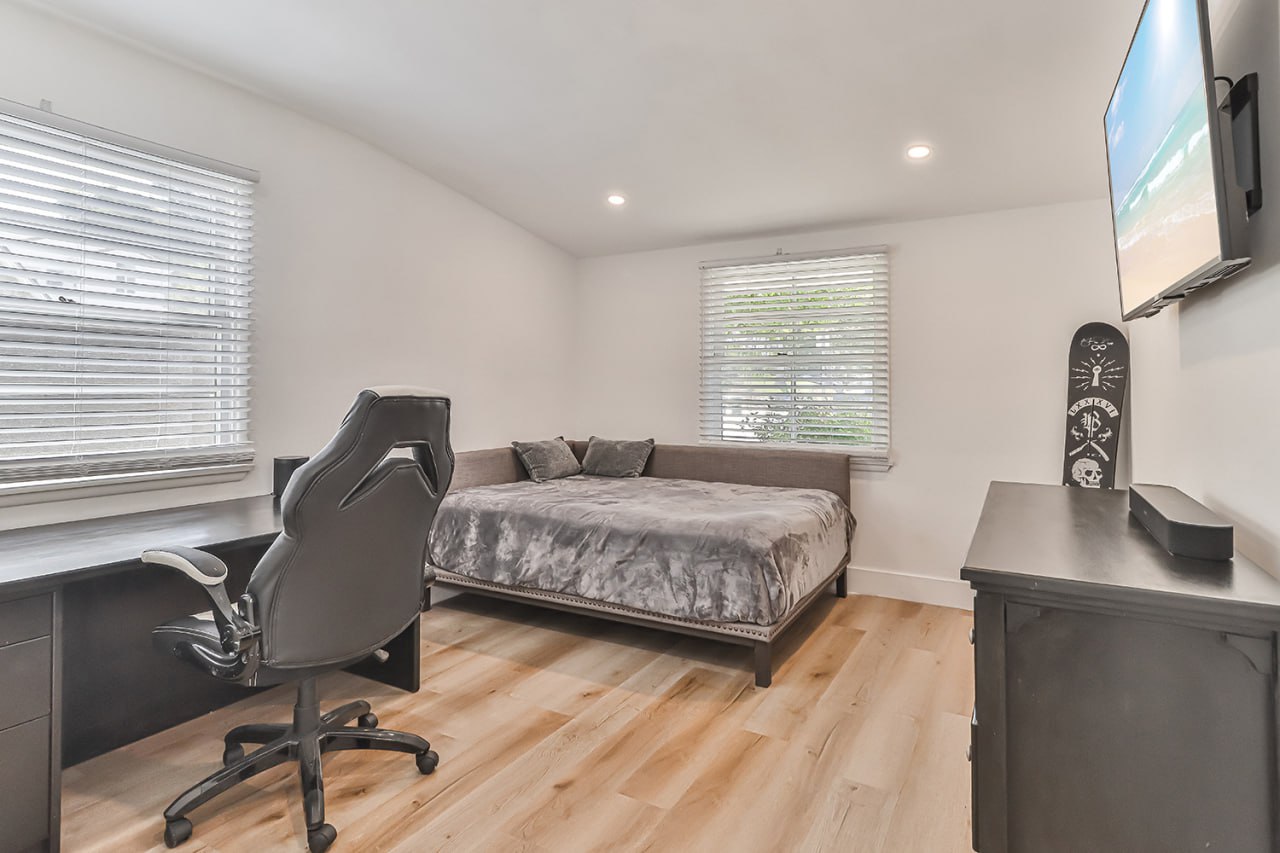 Remodeled House with a Big Backyard for Rent! - Фотографія 13
