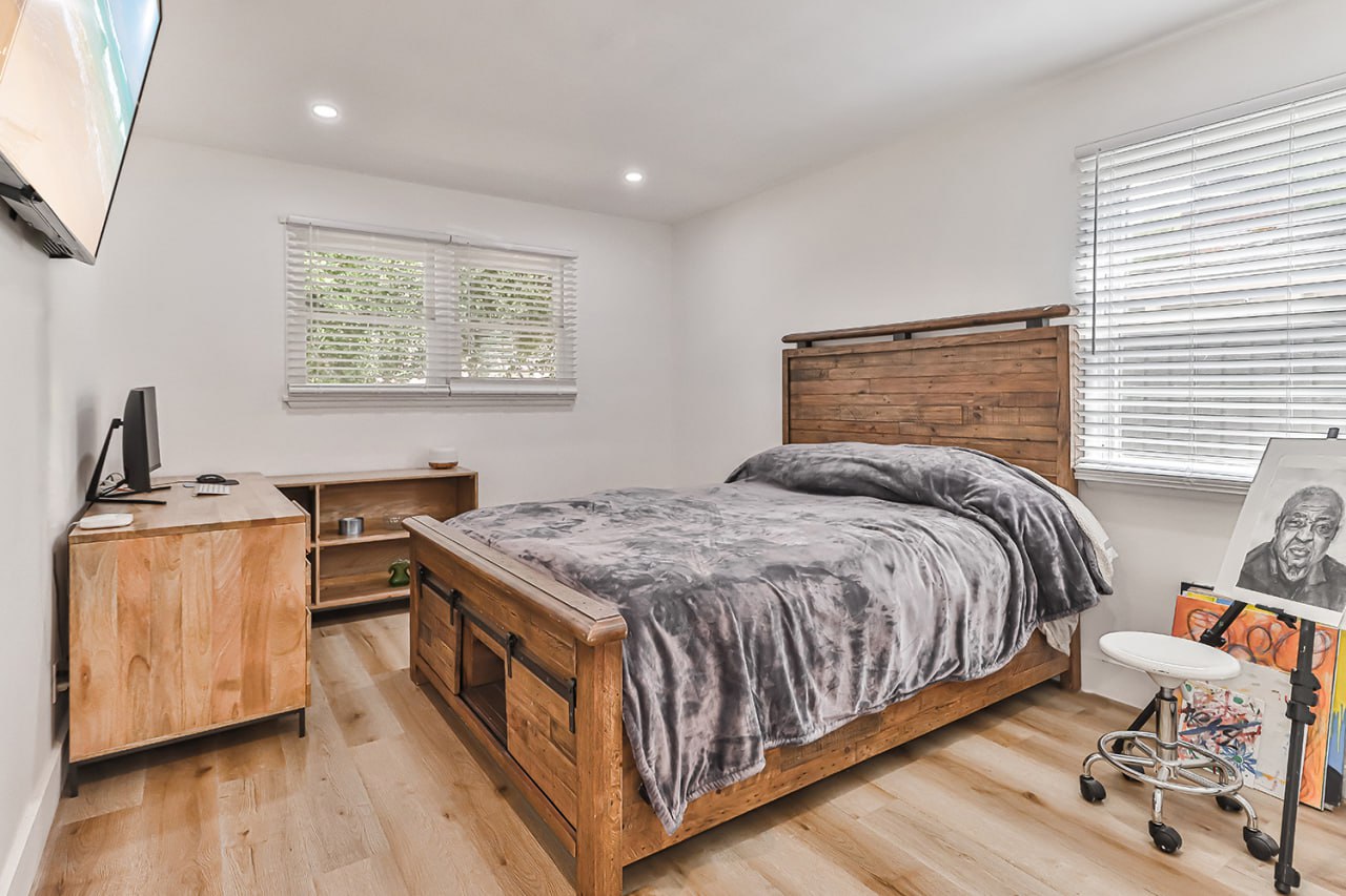 Remodeled House with a Big Backyard for Rent! - Фотографія 14