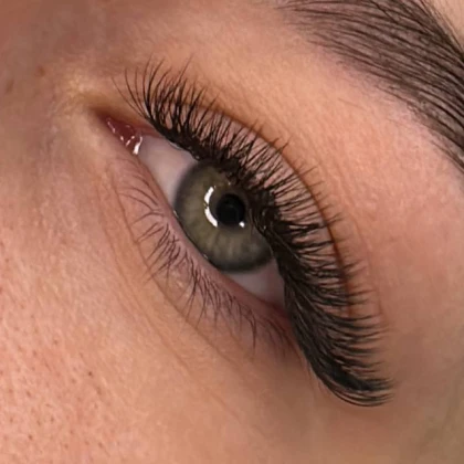 photo-derzhu-vashi-resnichki-pod-kontrolem-lashmeyker-gulya