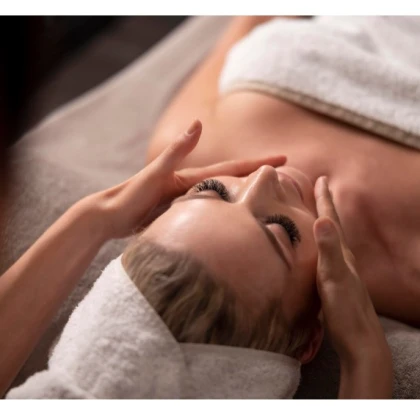 photo-massazh-litsa-i-zoni-dekolyte-s