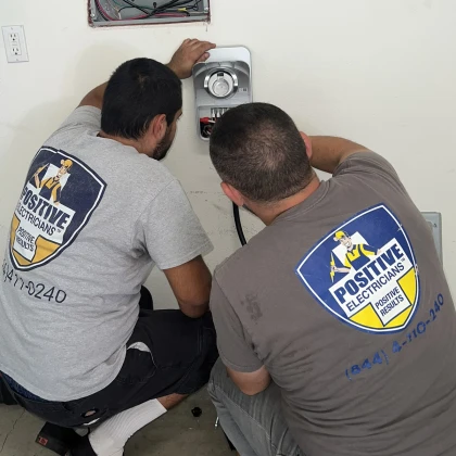 positive-electricians-pozitivn-photo