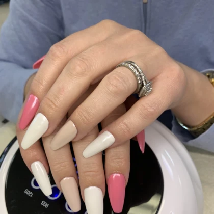 photo-licensed-manicurist-and-pedicu