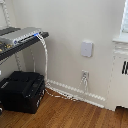 mayster-po-nternet-kabelyam-r-photo