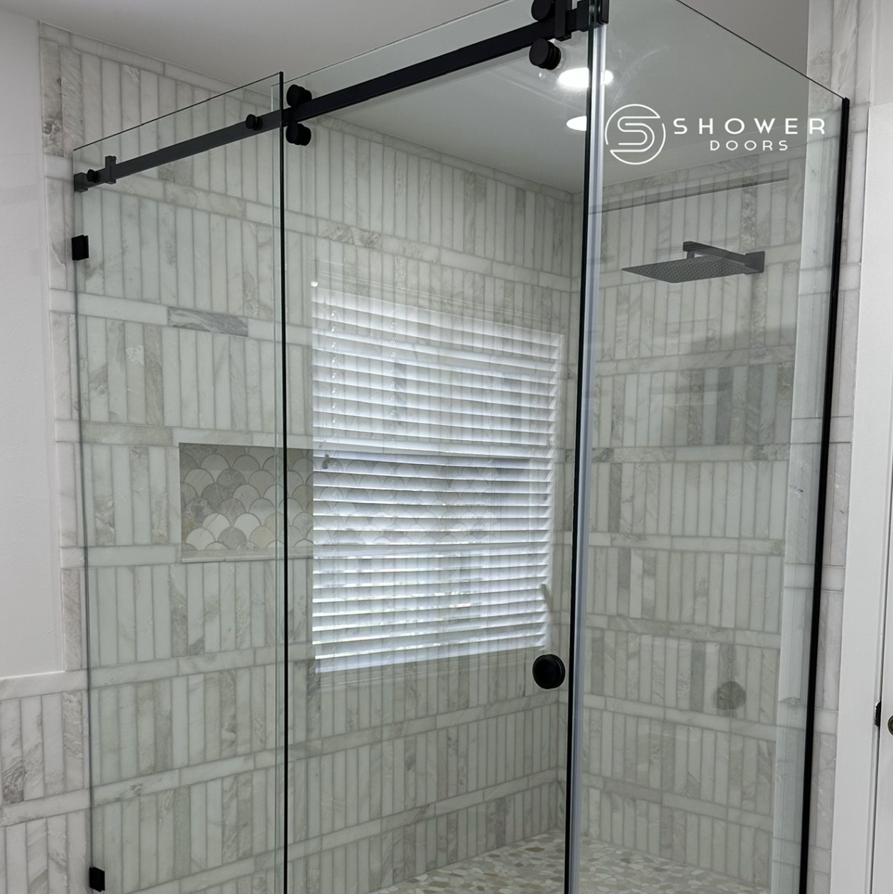 Frameless Shower doors enclosure - Фото 2