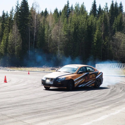 zhenshtina-instruktor-po-vozhdeniyu-s-opitom-20-let-photo