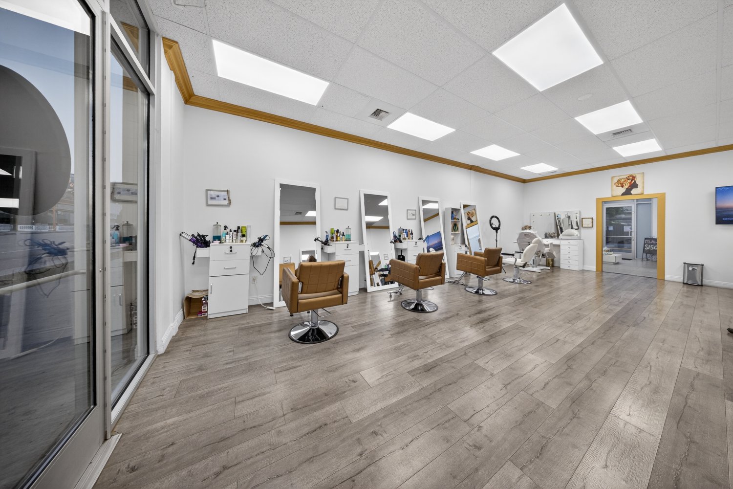 Glendale, CA Beauty Salon For Sale - $135,000 - Фото 3