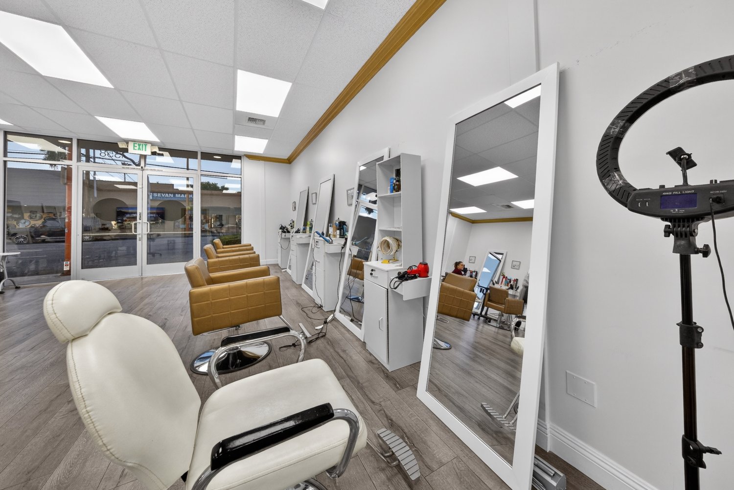 Glendale, CA Beauty Salon For Sale - $135,000 - Фото 4