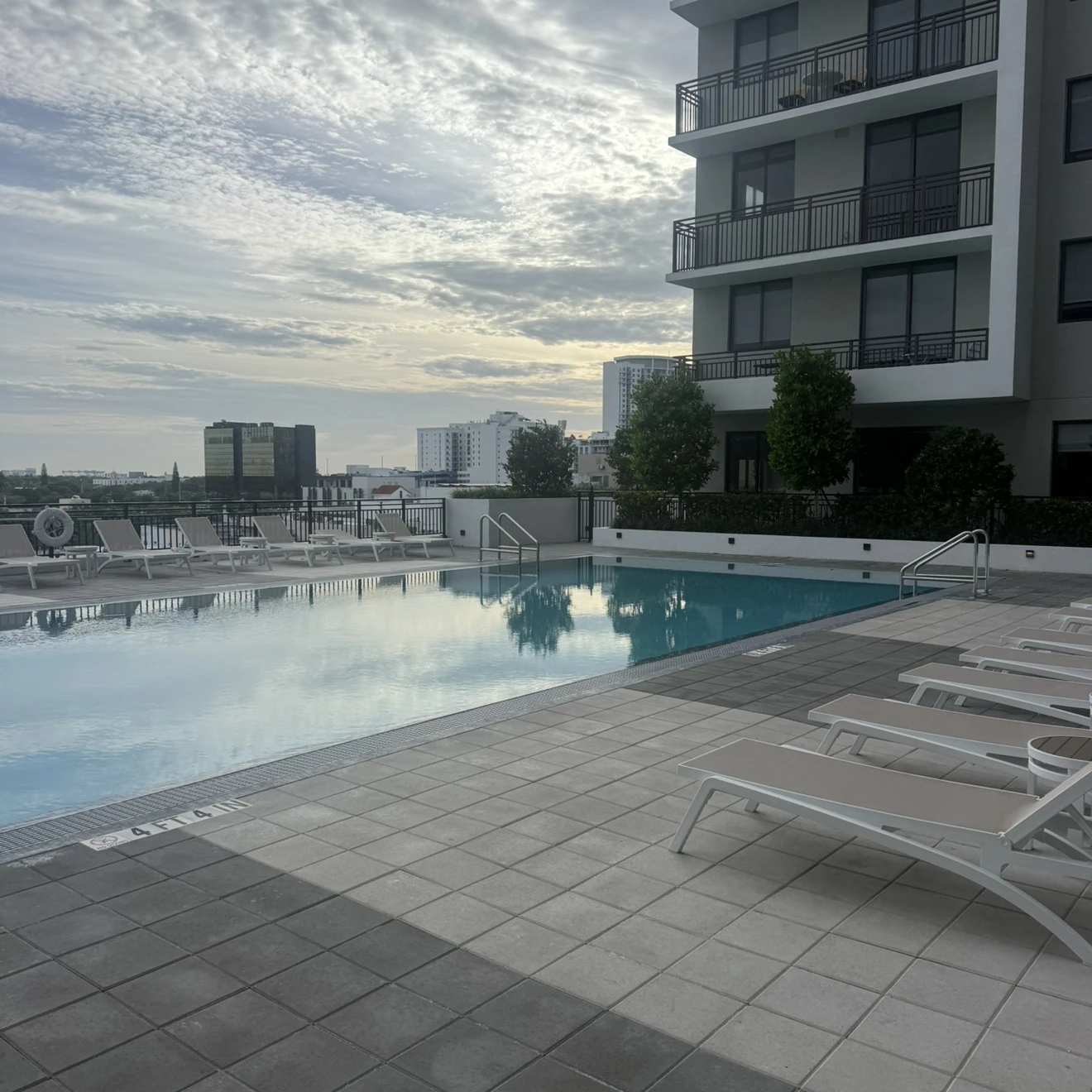 Здається кімната (master) в one-bedroom apartment