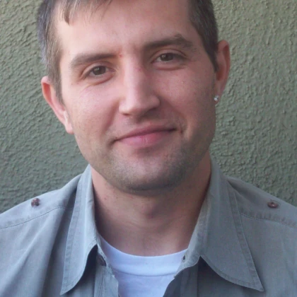 Будівельник, установник сонячних панелей, водій