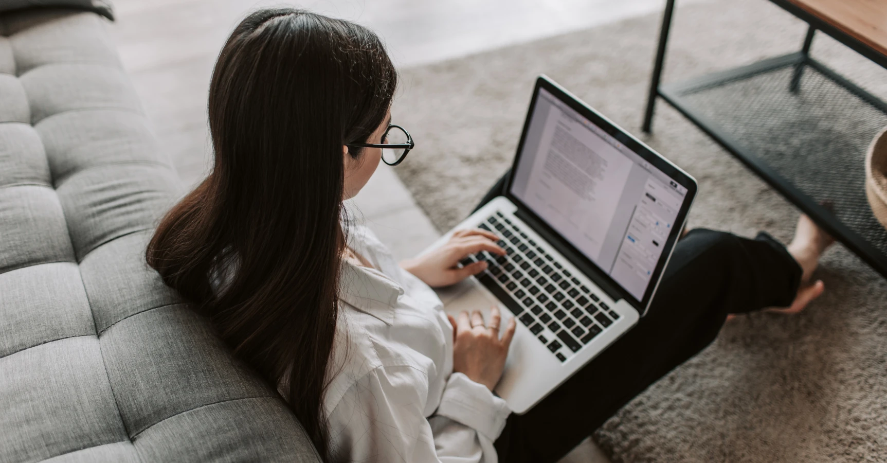 Мужчина с чемоданом возле знака с изображением дома — символ поиска «работы в Лос-Анджелесе с проживанием» для новоприбывших иммигрантов.