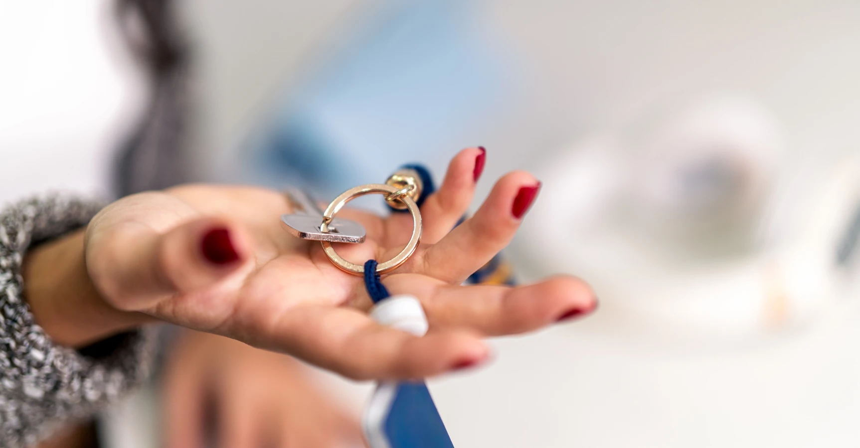 Зняти квартиру в Лос-Анджелесі — чоловік і жінка розглядають карту міста в пошуках району для оренди житла