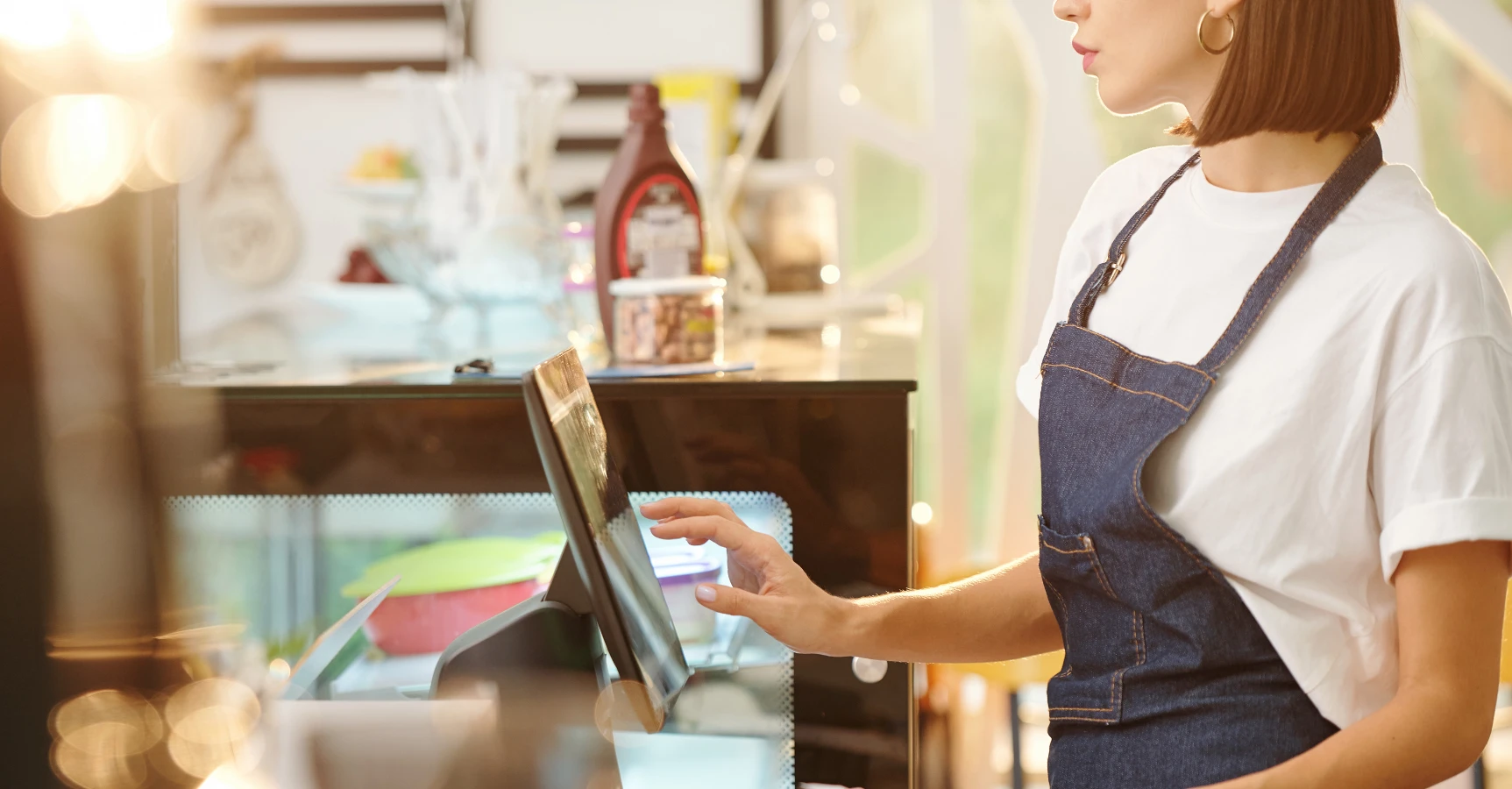 Робота в Нью-Йорку на кеш — іммігрант шукає підробіток на вулиці мегаполіса у 2025 році, фон хмарочосів і вивісок "Hiring Now".