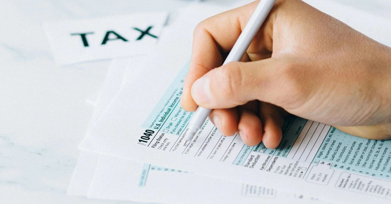 Коли платять податки в США? Інформація про терміни сплати для фізичних осіб по місяцях у 2025 році