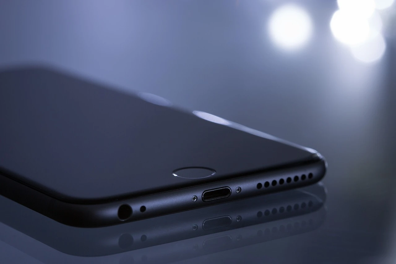 Пользователи iPhone начали жаловаться, что их смартфоны начали выключаться без их ведома