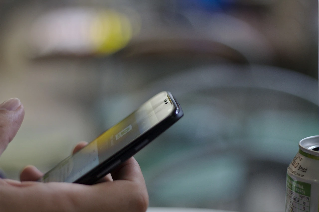Motorola показала складной смартфон, который крепится к запястью