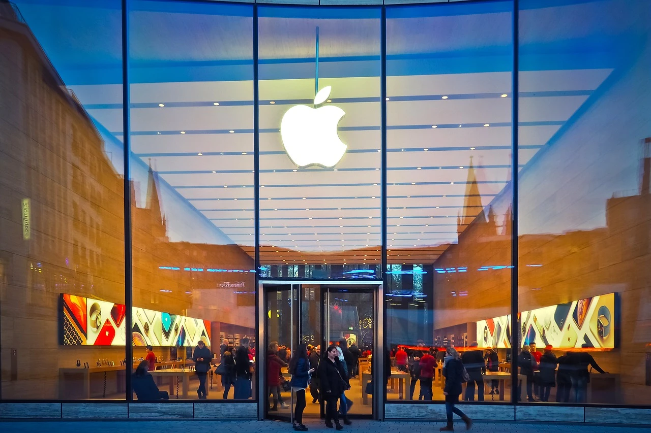 Apple заплатит 25 миллионов долларов за то, что при устройстве на работу отдавала предпочтение иммигрантам