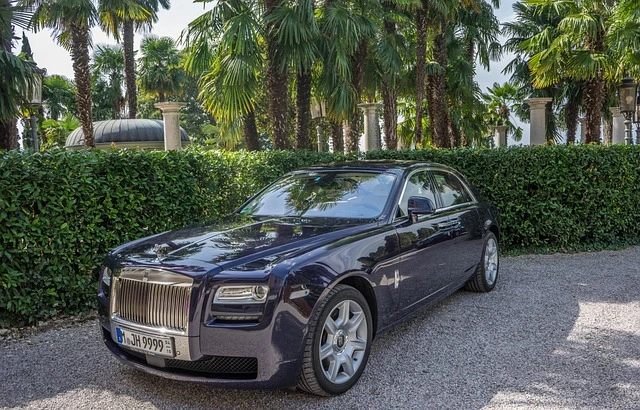 Бизнесмен заказал рекламу в небе, чтобы найти угнанный Rolls Royce