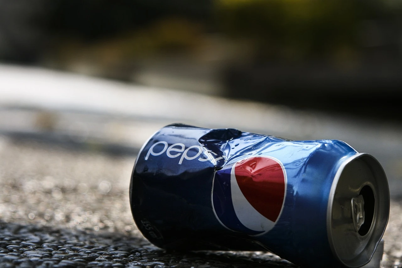 I-64 засыпало Pepsi и Mountain Dew после аварии трака