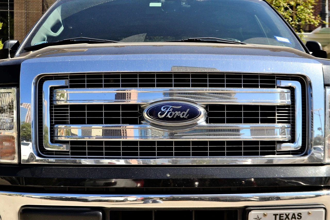 В сети завирусилось видео того, как пикап Ford вытягивает застрявший Cybertruck