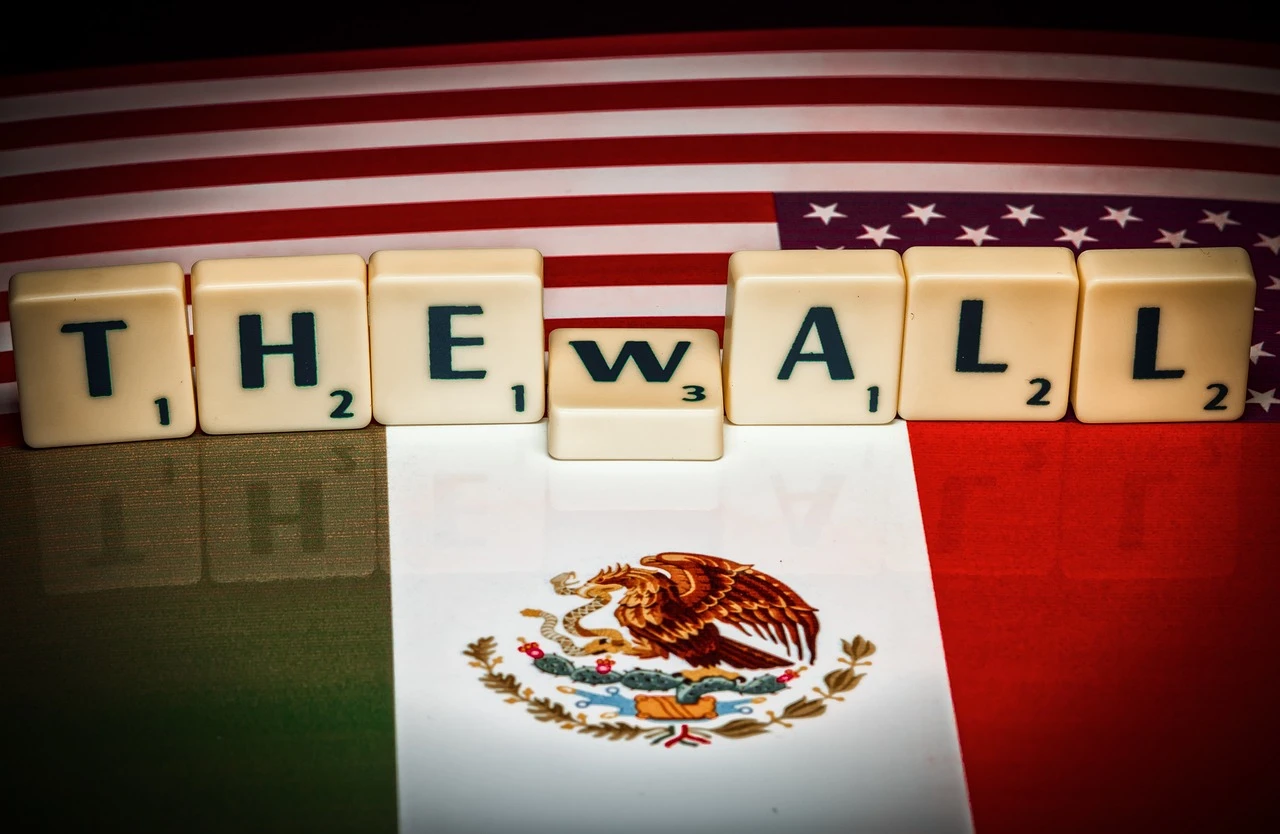 Алехандро Майоркас высказался о техасских автобусах с мигрантами и импичменте