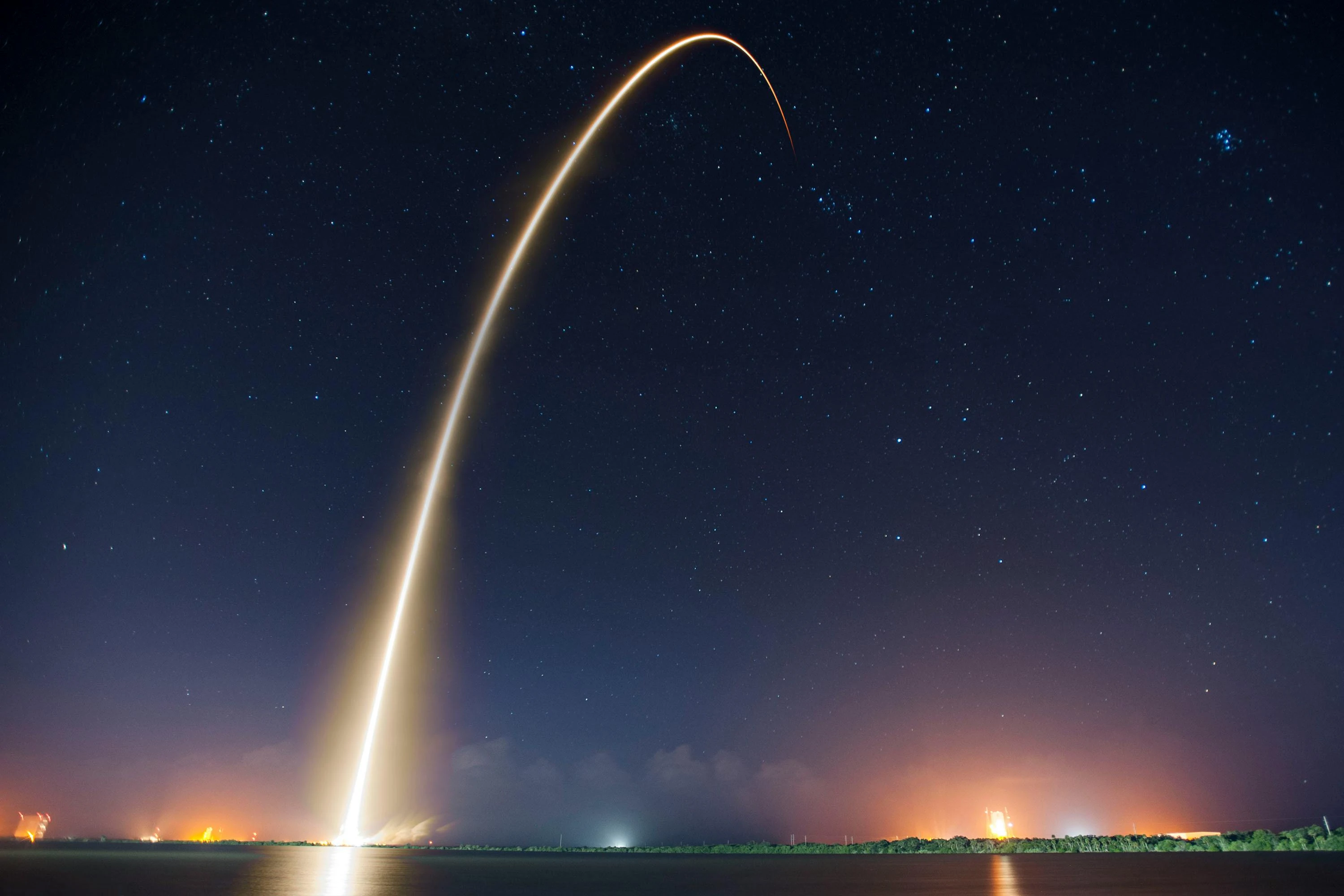 SpaceX впервые успешно посадила ракету в специальную конструкцию
